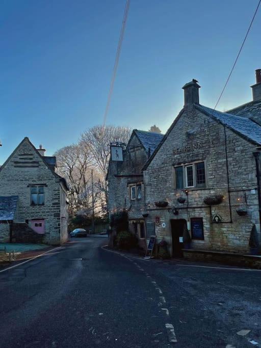 Bear Inn - Bisley Bisley  ภายนอก รูปภาพ
