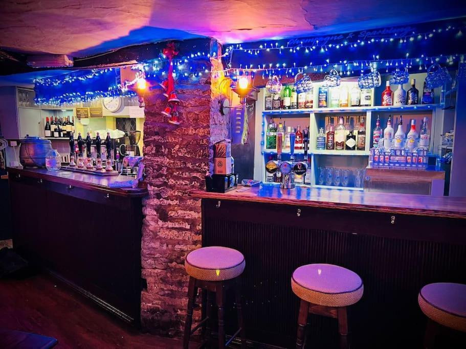 Bear Inn - Bisley Bisley  ภายนอก รูปภาพ