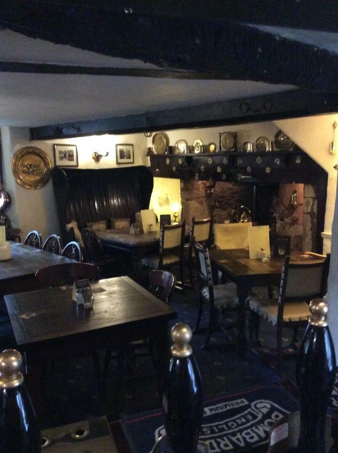 Bear Inn - Bisley Bisley  ภายนอก รูปภาพ