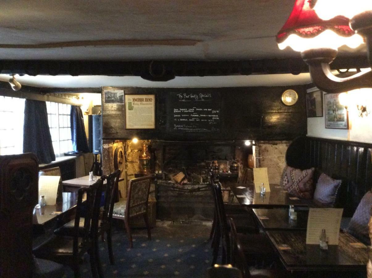 Bear Inn - Bisley Bisley  ภายนอก รูปภาพ