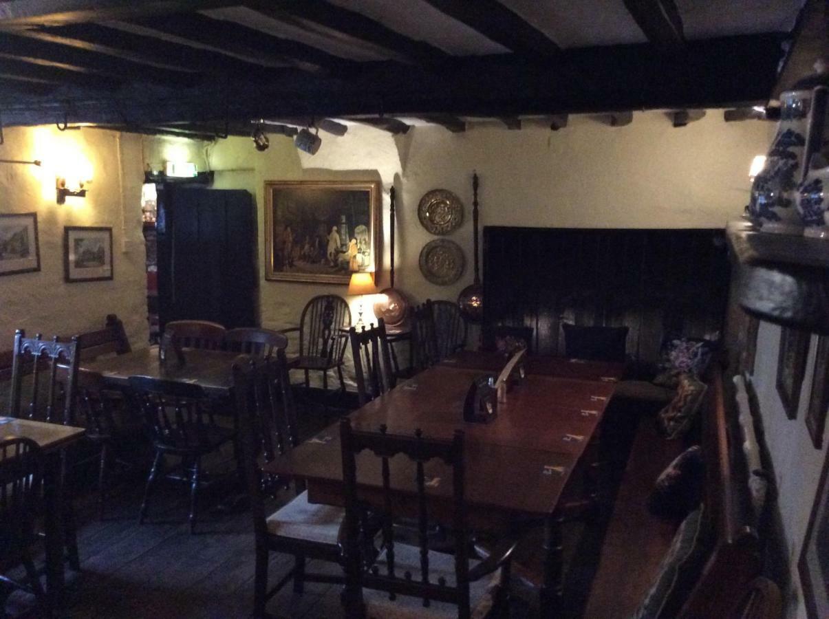 Bear Inn - Bisley Bisley  ภายนอก รูปภาพ