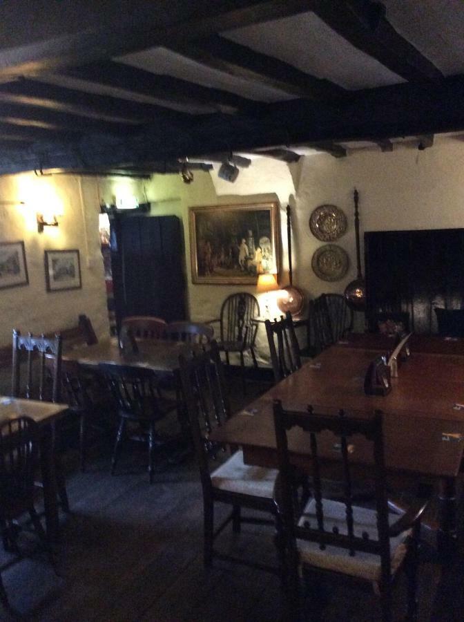 Bear Inn - Bisley Bisley  ภายนอก รูปภาพ