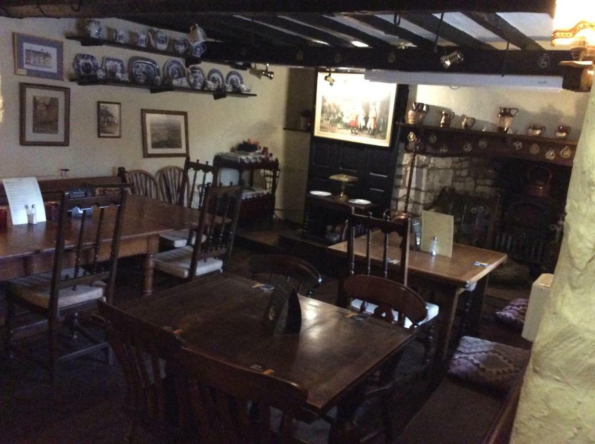 Bear Inn - Bisley Bisley  ภายนอก รูปภาพ